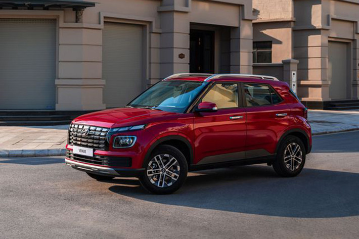 Hyundai Venue: từ 539 triệu đồng Hyundai Venue là mẫu SUV hạng A vừa được giới thiệu đến người tiêu dùng Việt. Phiên bản bán tại Việt Nam là phiên bản nâng cấp giữa vòng đời mới nhất của mẫu A-SUV, lần đầu ra mắt toàn cầu tháng 6/2022.