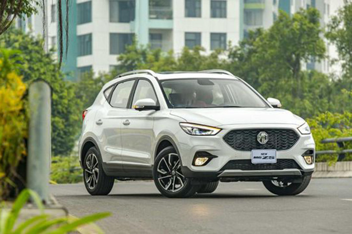 MG ZS STD+: Từ 538 triệu đồng MG ZS là mẫu SUV cỡ B nhưng sở hữu lợi thế khi giá bán chỉ ngang với các mẫu xe cỡ A. Mẫu xe nhập khẩu từ Thái Lan này có 3 phiên bản là STD+, COM+ và LUX+ với giá bán lần lượt là 538, 578 và 628 triệu, chưa kể khuyến mại giảm giá từ các đại lý.