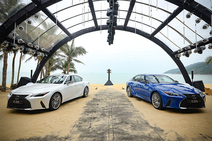 Với mức giá bán ra từ 2,13 - 2,82 tỷ đồng tại Việt Nam, Lexus IS300 2021 có một số lợi thế về động cơ và công nghệ nhưng lại cao hơn khá nhiều so với các đối thủ Mercedes-Benz C-Class (1,399-1,969 tỷ đồng) và BMW 3-Series (1,899 - 2,499 tỷ đồng).
