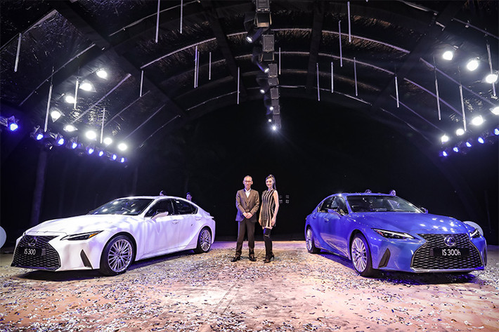 Mở đầu cho năm 2021, mẫu sedan thể thao hạng sang của Lexus đã rất nhanh trở lại Việt Nam với bản facelift mới ra mắt trên thị trường thế giới giữa năm ngoái. Xe có 3 phiên bản gồm IS 300 Standard (tiêu chuẩn), IS 300 Luxury và IS 300h. Giá xe Lexus IS300 2021 mới tương ứng là 2,13; 2,49 và 2,82 tỷ đồng.