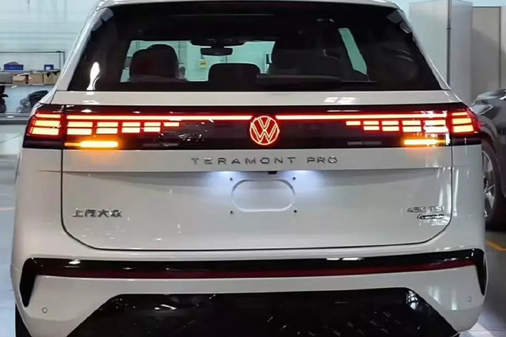 Dưới nắp ca-pô, Volkswagen Teramont Pro được trang bị hệ truyền động mild hybrid, sử dụng động cơ xăng EA888 thế hệ thứ năm, dung tích 2.0L tăng áp. Cỗ máy này sản sinh công suất tối đa 271 mã lực, mô-men xoắn cực đại 400 Nm, tăng đáng kể so với thế hệ trước.