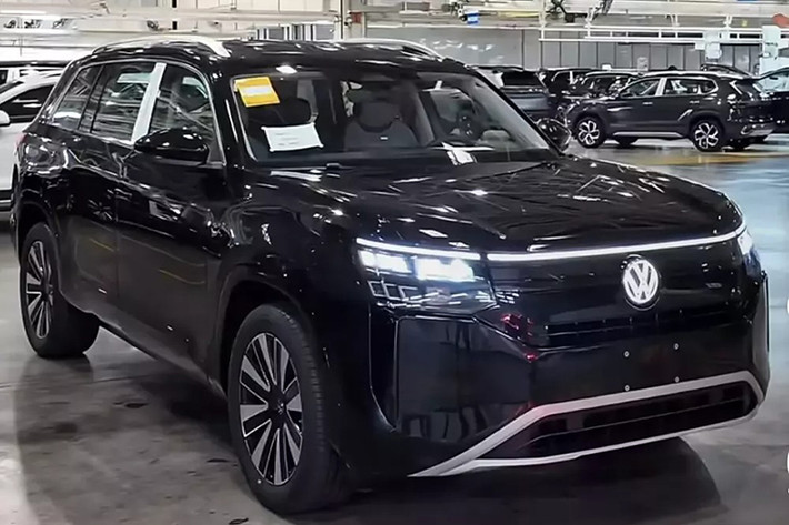 Mẫu SUV cỡ lớn Volkswagen Teramont 2025 mới tiếp tục thu hút sự chú ý khi những hình ảnh rò rỉ về mẫu xe này liên tục xuất hiện trên các phương tiện truyền thông. Tại Trung Quốc, mẫu xe này có tên đầy đủ là Volkswagen Teramont Pro.