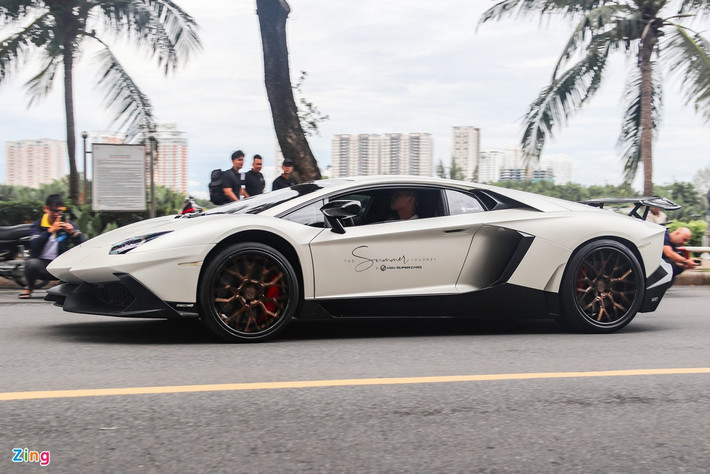 Số lượng quá hiếm nhưng nhu cầu sở hữu siêu phẩm này khá cao dẫn đến những bộ bodykit mô phỏng phiên bản này ra đời. Không chỉ Việt Nam, quốc gia láng giềng Campuchia cũng có ít nhất một chiếc Aventador được trang bị bộ bodykit của phiên bản 50 Anniversario.