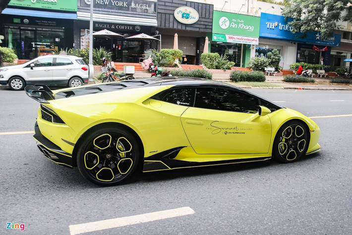 Lamborghini Huracan LP 610-4 được trang bị động cơ V10 5.2L, hút khí tự nhiên, sản sinh công suất 610 mã lực cùng mô-men xoắn 560 Nm. Huracan LP 610-4 có khả năng tăng tốc 0-100 km/h trong 3,2 giây, trước khi đạt vận tốc tối đa lên đến 342 km/h.