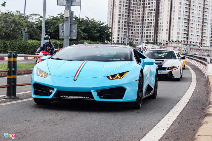 Chiếc Lamborghini Huracan cuối cùng trong đoàn thuộc phiên bản dẫn động cầu sau LP 580-2. Đây cũng là chiếc Huracan dẫn động cầu sau đầu tiên được mang về Việt Nam. Vẫn sử dụng động cơ V10 5.2L nhưng hiệu suất của Huracan LP 580-2 thấp hơn bản LP 610-4. Siêu bò này có sức mạnh 580 mã lực, tăng tốc 0-100 km/h trong 3,4 giây và vận tốc tối đa 320 km/h.