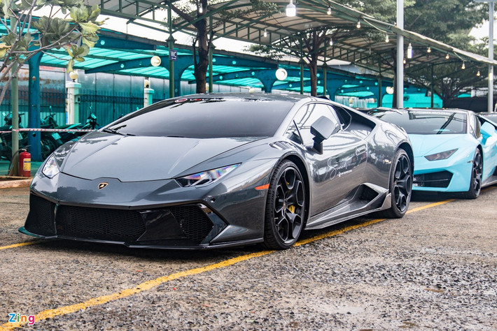 Nổi bật không kém đàn anh Aventador là chiếc Huracan với bộ bodykit Novara Edizione đến từ hãng độ danh tiếng Vorsteiner. Bộ kit này gồm hốc gió cỡ lớn ở phía trước, mang cá ở vòm bánh trước, ốp sườn, bộ khuếch tán và cánh gió cỡ lớn ở phía sau đều sử dụng chất liệu carbon. Ngoài ra, chiếc Huracan này còn được nâng cấp hệ thống ống xả Fi Exhaust.