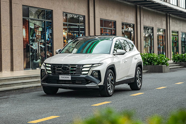 Nhằm khẳng định vị thế một mẫu xe SUV hàng đầu, cũng như đem đến cho khách hàng một sản phẩm toàn cầu với những nâng cấp cải tiến đáng giá, Hyundai Tucson 2025 thế hệ mới đã chính thức được giới thiệu đến các khách hàng tại thị trường Việt Nam.