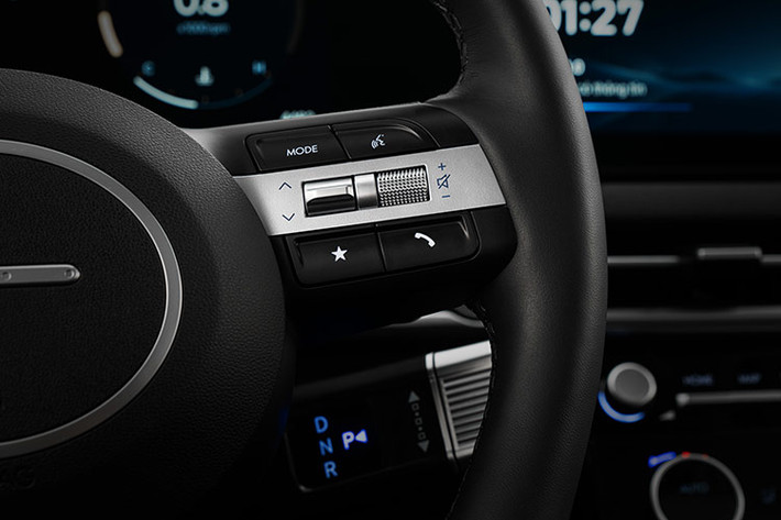 Điểm nhấn của không gian nội thất của New Tucson là cụm 2 màn hình thông tin và màn hình giải trí có kích thước 12.3 inch mỗi màn được nối liền mạch với độ nghiêng vừa phải khá tương đồng với Santa Fe mới. Màn hình này hỗ trợ Android Auto/Apple Carplay không dây cùng khả năng Dual Connect 2 thiết bị Bluetooth. Xe được trang bị hệ thống đèn LED nội thất, có thể điều chỉnh 64 màu...