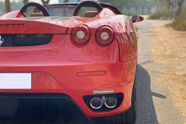 Ngoài ra, "siêu ngựa" nhà Ferrari còn được tích hợp hàng loạt tính năng tương tự các mẫu xe đua F1 và còn được tay đua huyền thoại Micheal Schumacher tham gia phát triển cũng như ra mắt.