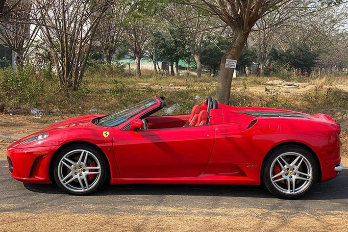Để chiếc Ferrari F430 Spider hàng hiếm có ngoại hình đẹp mắt phải kể đến sự đầu tư của ông chủ công ty nhập khẩu tư nhân quận 5, TP HCM. Doanh nhân này mua bán khá nhiều mẫu siêu xe khủng tại Việt Nam nên đã quen với việc chăm sóc tốt nhất cho các "chiến mã" này.