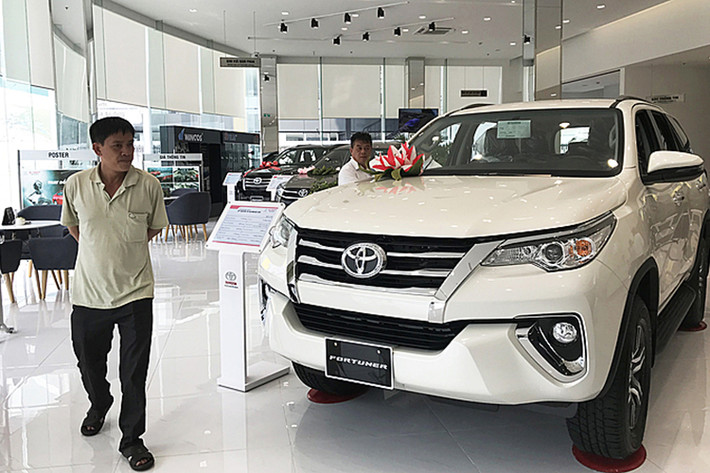 Chiếc SUV 7 chỗ đứng đầu phân khúc Toyota Fortuner cũng được ghi nhận doanh số bán giảm tương tự các mẫu xe còn lại với chỉ 392 xe bán ra, giảm 264 xe so với tháng trước. Cộng dồn 4 tháng đầu năm, đã có 2.266 xe Fortuner được bàn giao tới khách hàng. Hiện tại, xe đang được bán tại Việt Nam với tổng cộng 6 phiên bản, bao gồm 2 bản nhập khẩu và 4 bản lắp ráp tại Việt Nam. Giá bán xe dao động từ 1,15-1,354 tỷ đồng.