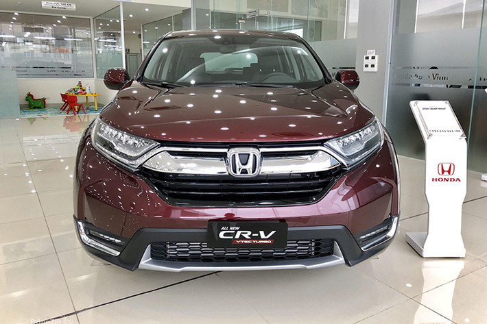 Doanh số bán vốn đang trì trệ kể từ đầu năm 2020, nay do ảnh hưởng của dịch Covid-19, lượng tiêu thụ xe Honda CR-V cũng tiếp tục giảm. Trong tháng 4, Honda Việt Nam ghi nhận bán ra 411 xe CR-V, giảm 153 xe so với tháng trước và cộng dồn 4 tháng đầu năm đạt 1.912 xe. Xe đang được bán tại Việt Nam với 3 phiên bản có giá bán dao động từ 983 triệu đồng đến 1,093 tỷ đồng.