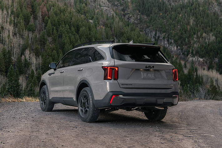 Ở phiên bản facelift, mẫu xe SUV Kia Sorento HEV 2025 sở hữu diện mạo thể thao và hiện đại hơn. Điểm nhấn nổi bật nằm ở cụm đèn LED trước hình chữ "T", kết hợp với dải LED sắc nét giúp tăng tính nhận diện.