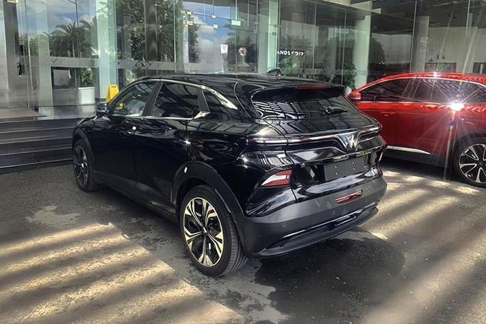 Tương tự xe concept, VinFast VF6 2024 chạy điện phiên bản thương mại cũng có dải đèn hình cánh chim đặc trưng trên đầu xe và đuôi xe. Tiếp theo đó là cụm đèn pha khá lớn và nằm thấp ở hai góc đầu xe. Vành la-zăng của phiên bản thương mại sở hữu thiết kế 5 chấu, phay xước 2 màu tương tự xe concept.