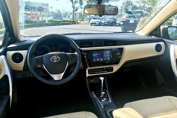 Trong khi đó, Toyota Corolla Altis phiên bản 1.8 G CVT sẽ có thêm đèn chiếu sáng dạng LED, gương gập điện tự động, gạt mưa tự động, gương chiếu hậu bên trong chống chói tự động, mâm hợp kim nâng cấp từ 16 inch lên 17 inch và thêm cả tính năng hỗ trợ khởi hành ngang dốc.