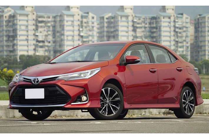Mới đây, các đại lý đã đồng loạt mở cọc đối với Toyota Corolla Altis 2020 mới tuy nhiên không phải là thế hệ mới nhất từng ra mắt thị trường Thái Lan hồi năm 2019 mà chỉ đơn thuần là bản nâng cấp nhẹ thay đổi một số chi tiết ngoại thất và bổ sung thêm trang bị.