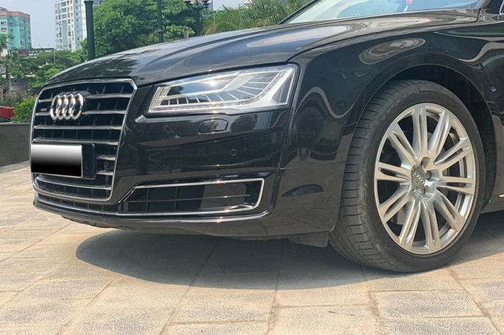 Là một hãng tiên phong trong việc ứng dụng công nghệ LED trên xe hơi, Audi đã không ngại ngần ứng dụng công nghệ chiếu sáng này vào mọi loại đèn ngoại thất trên chiếc Audi A8L đời 2016. Nằm ở hai bên lưới tản nhiệt hình thang truyền thống của hãng là cặp đèn pha LED ma trận, với đèn chiếu xa được cấu tạo từ 25 thành phần độc lập khác nhau.