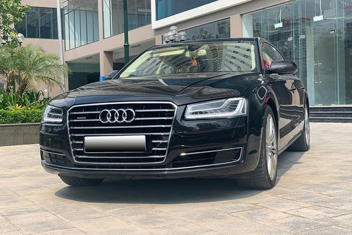 Trong toàn bộ các dòng xe sang Audi đang bán tại Việt Nam, A8L là dòng xe cao cấp nhất. Ra mắt lần đầu vào năm 1994, Audi A8 là dòng xe sang cỡ lớn cạnh tranh với các đối thủ như Mercedes S-Class hay BMW 7 Series... Mới đây trên sàn xe cũ, một chiếc xe sang Audi A8L đời 2016 đăng ký 2017 tại Hà Nội đã được chủ nhân chào bán.