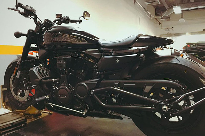 Harley-Davidson Sportster S sở hữu khối động cơ Revolution Max thừa hưởng từ Pan America 1250 ở dạng V-Twin 1.250cc, làm mát bằng chất lỏng. Khối động cơ này tạo ra mô-men xoắn cực đại lớn đạt con số 127,5 Nm tại tua máy 6.000 vòng/ phút, sức mạnh tối đa đạt 121 mã lực. Sức mạnh động cơ được truyền qua dây cu-roa đặc trưng của hãng xe Mỹ.