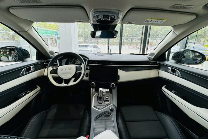 Tiến vào bên trong, mẫu SUV cỡ C bán chạy nhất toàn cầu của Lynk & Co nhận khá nhiều nâng cấp. Điểm dễ nhận thấy nhất là hệ thống ghế ngồi bọc da Genuine ở bản Louder Pro và là da Genuine kết hợp da Nubuck trên bản Hyper Pro, mang đến cái nhìn sang trọng hơn cho xe.