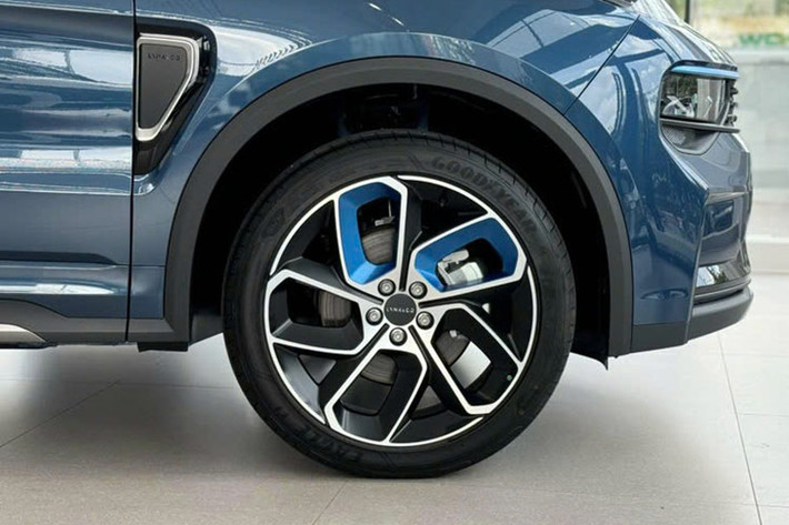 Ở phía sau, Lynk & Co 01 có thiết kế hài hòa, năng động nhờ cản sau tích hợp ống xả kép thể thao. Phía trên trang bị cánh lướt gió và ăng-ten vây cá xếp ngược khá lạ mắt. Ngoài ra, đuôi xe còn nổi bật với cụm đèn hậu Full-LED hình khối kết hợp với các tinh thể 3D hiện đại.