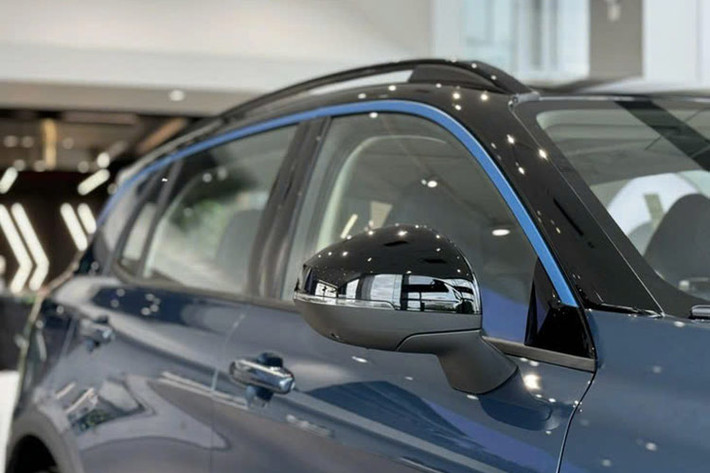Phía trước xe nổi bật với lưới hút gió Urban Matrix, liền kề là cụm đèn pha LED hiệu suất cao. Trong khi phía trên là dải đèn LED ban ngày Aurora Borealis, vốn là điểm nhận diện đặc trưng các dòng xe Lynk & Co. Thân xe trang bị la-zăng hợp kim 19 inch sơn phối 3 màu khá bắt mắt.
