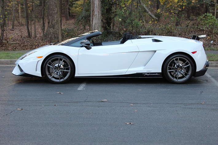 Vào tháng 11/2010, hãng siêu xe Lamborghini đã công bố chiếc mui trần tuyệt đẹp Gallardo LP570-4 Spyder Performante, đây được xem như là phiên bản mui trần của Lamborghini Gallardo LP570-4 Superleggera chỉ có đúng một chiếc tại Việt Nam.