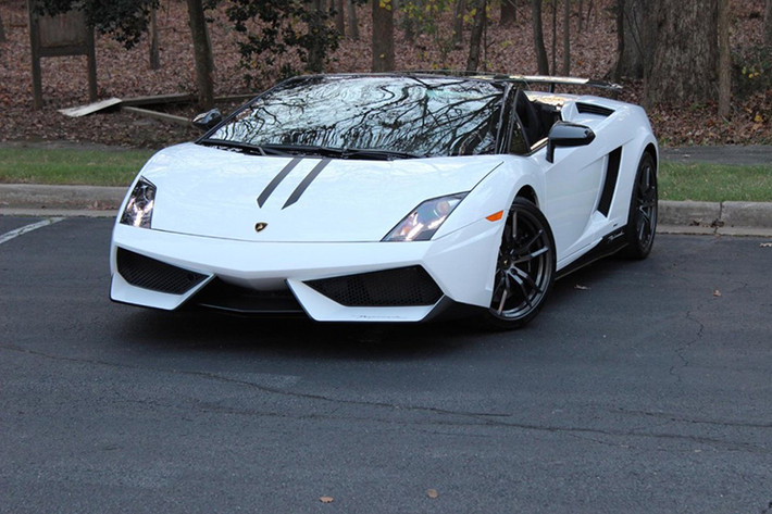 Giá xe Lamborghini Gallardo LP570-4 Spyder Performante độc nhất Việt Nam mới về tay đại gia Hải Phỏng hiện vẫn là một ẩn số. Tại thị trường Việt Nam, những chiếc Lamborghini Gallardo đời cũ hiện có giá khoảng vài tỷ đồng.