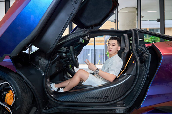 Về nội thất, khoang cabin của McLaren 750S không có quá nhiều sự khác biệt so với 720S, được bọc da Nappa cao cấp hoặc kết hợp với chất liệu Alcantara, đi kèm 2 phong cách TechLux và Performance. Bộ ghế đua sợi carbon tiêu chuẩn đã nhẹ hơn 17,5 kg so với cơ cấu trên 720S, tuy nhiên tùy chọn ghế đua cao cấp còn nhẹ hơn 33%.