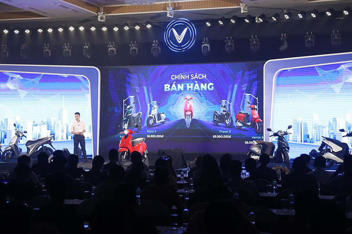 Bên cạnh ra mắt sản phẩm xe máy điện VinFast Evo 200 hoàn toàn mới, VinFast cũng đồng thời tung ra thị phiên bản mới cho 4 mẫu xe hiện có là Feliz S, Klara S 2022, Vento S, và Theon S. Trên thế hệ mới này, toàn bộ 4 mẫu xe này đều được nâng cấp bộ pin LFP công nghệ mới giúp xe đi được xa hơn sau mỗi lần sạc.