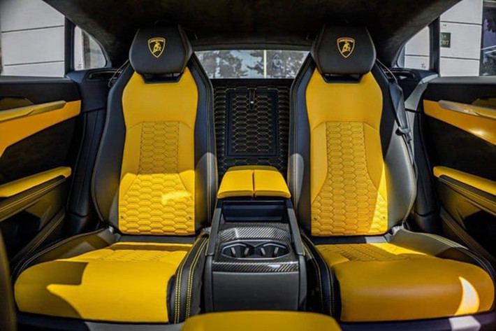 Ngoài ra, thiết kế và trang bị trong nội thất của chiếc SUV này không khác nhiều so với đời trước như: vô lăng ba chấu đậm chất thể thao, tích hợp nhiều nút bấm, các cửa gió điều hòa, đồng hồ kỹ thuật số, màn hình nằm ẩn bên trong táp-lô…