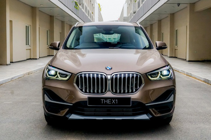 Trong đó bao gồm việc tái thiết kế của mẫu xe nhỏ nhất trong gia đình BMW X-Series là bộ lưới tản nhiệt hình quả thận to bản hơn, cụm đèn chiếu sáng LED với chi tiết mới, mâm xe 18 inch, cản trước/sau mới.