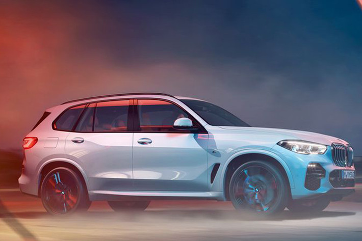 Mốt sô tiện ích khác bao gồm; núm xoay điều khiển iDrive Touch & hệ điều hành iDrive 7.0, nội thất ốp nhôm cao cấp, ghế bọc da Vernasca, mặt táp-lô bọc da Sensatec... Về truyền động, bộ đôi phiên bản của X5 2020 đều sử dụng động cơ I6 3.0L với công suất 340 mã lực và 450 Nm mô-men xoắn cực đại. Đi kèm với đó là hộp số tự động 8 cấp và hệ dẫn động 4 bánh xDrive.