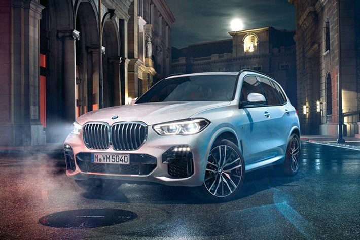 Tiếp tới là mẫu SUV cỡ trung BMW X5 (G05) với hai phiên bản xDrive40i xLine và xDrive40i xLine Plus. Giá bán cho hai phiên bản này tương ứng với 4,119 và 4,699 tỷ đồng. Trong đó, phiên bản xDrive40i xLine là nâng cấp của phiên bản trước đó còn phiên bản xDrive40i xLine Plus sẽ là phiên bản mới lần đầu được phân phối tại Việt Nam.