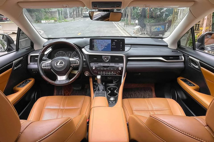 Không gian nội thất của Lexus RX 350 mang đến trải nghiệm sang trọng với màn hình cảm ứng trung tâm 8 inch, vô-lăng đa chức năng bọc da, hệ thống âm thanh cao cấp Mark Levinson với 15 loa, điều hòa tự động hai vùng độc lập và đèn nội thất LED cũng được trang bị.