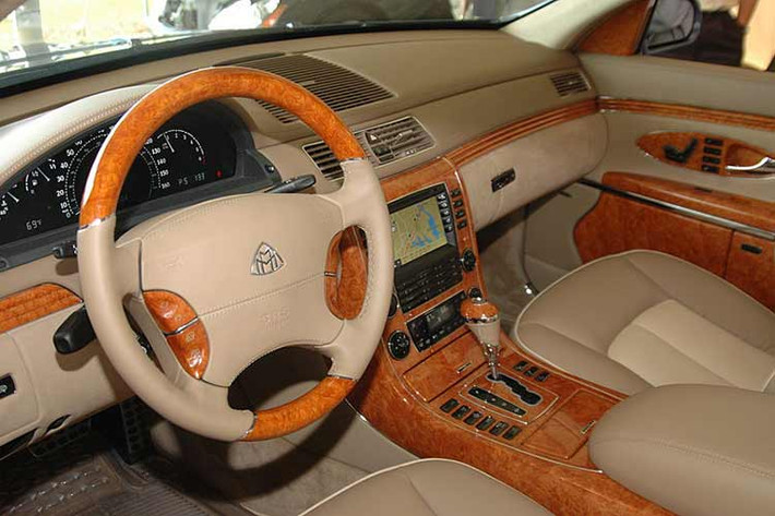 Mẫu xe siêu sang Maybach 57S sử dụng động cơ V12, dung tích 6.0 lít do Mercedes-AMG sản xuất, "trái tim" này mang đến công suất tối đa 603 mã lực và mô-men xoắn cực đại 1.001 Nm cho phiên bản 57S. Xe tăng tốc từ vị trí xuất phát lên 100 km/h chỉ sau 5 giây trước khi đạt vận tốc tối đa 277 km/h.