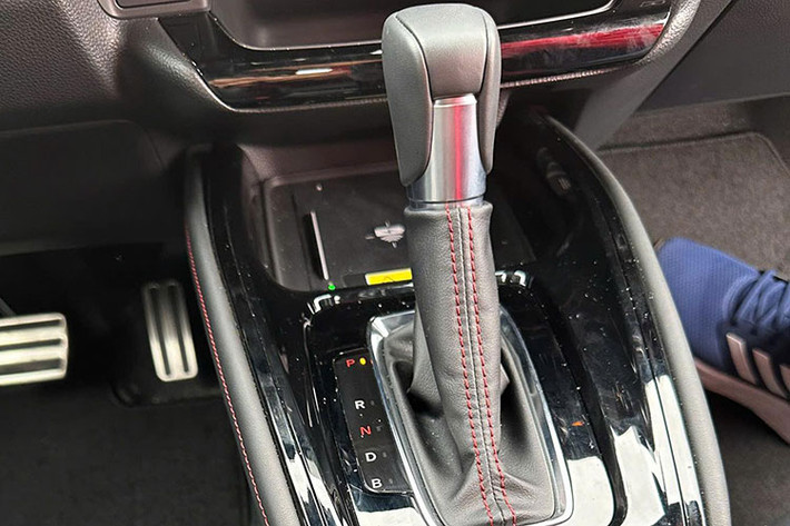 Động cơ hybrid của HR-V mang tên e:HEV RS. Xe trang bị hệ truyền động hybrid, gồm máy xăng 1.5 công suất 105 mã lực, kết hợp với môtơ điện công suất 129 mã lực. Xe còn có thêm một môtơ khác làm nhiệm vụ máy phát điện, cung cấp năng lượng cho pin và môtơ dẫn động.