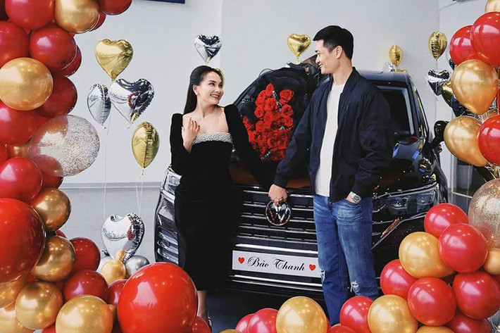 Volkswagen Viloran của diễn viên Bảo Thanh mới mua có ngoại thất màu Crimson và thuộc bản Luxurry, trong khi đại lý chính hãng đang bán Premium với giá 1.989.000.000 đồng và phiên bản Volkswagen Viloran Luxury có giá bán lẻ khuyến nghị dự kiến 2.188.000.000 đồng.