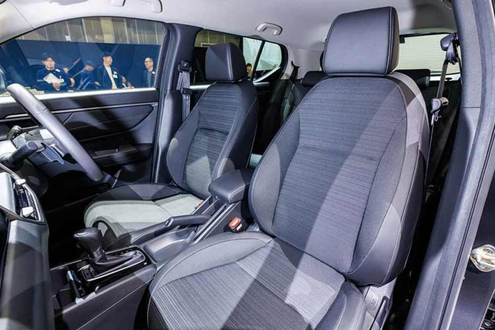 Đồng hồ lái trên Honda WR-V 2024 mới là dạng analog cổ điển, kết hợp với một màn hình tính năng đặt ở chính giữa. Khoang hành lý của mẫu SUV cỡ B này có thể tích khá lớn, lên tới 458 lít.