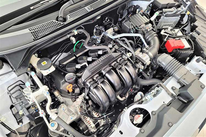 WR-V được phát triển tại Trung tâm R&D Châu Á Thái Bình Dương của Honda ở Thái Lan và lắp ráp tại Rajasthan, Ấn Độ. Mẫu SUV này sở hữu động cơ xăng i-VTEC 1,5 lít hút khí tự nhiên tương tự Honda City, cho công suất là 119 mã lực và mô-men xoắn 145 Nm, đi kèm hộp số CVT.