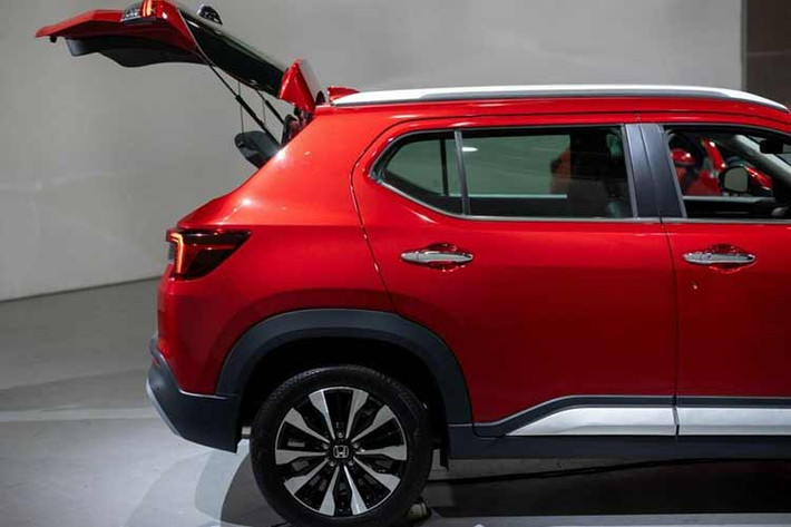 Tương tự các mẫu xe đời mới của Honda, WR-V cũng có gói an toàn chủ động Honda Sensing, nhưng chưa rõ danh sách tính năng cụ thể. Đây là lợi thế lớn của xe so với các đối thủ, bởi ở phân khúc này rất ít xe được trang bị gói công nghệ an toàn chủ động.