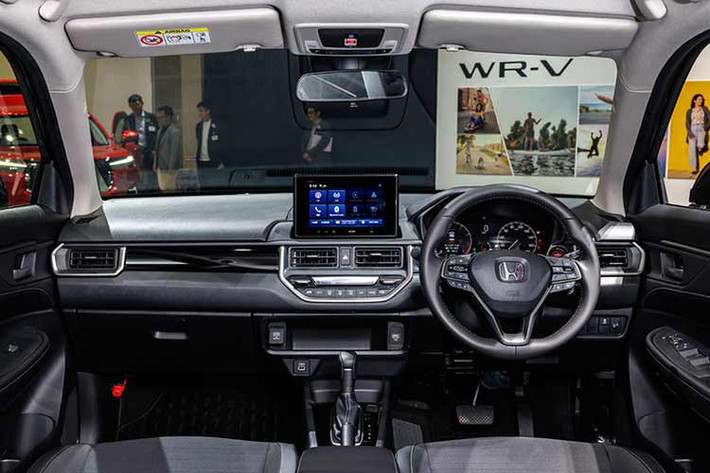 Là một mẫu SUV – B giá rẻ, nội thất của Honda WR-V được hoàn thiện bằng chất liệu nhựa và ghế ngồi bọc nỉ. So với Elevate bán tại Ấn Độ, WR-V có màn hình giải trí trung tâm nhỏ hơn.