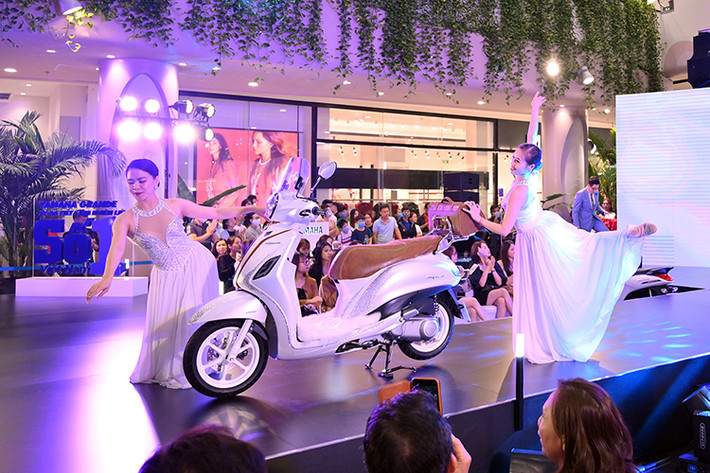 Đến với Yamaha Grande Fashion Show - chuỗi sự kiện khám phá "Hành trình chinh phục số 1 Việt Nam về tiết kiệm nhiên liệu của Yamaha Grande", khách hàng còn nhận được những phần quà giá trị và các ưu đãi hấp dẫn của Yamaha Motor Việt Nam & Yamaha Music.