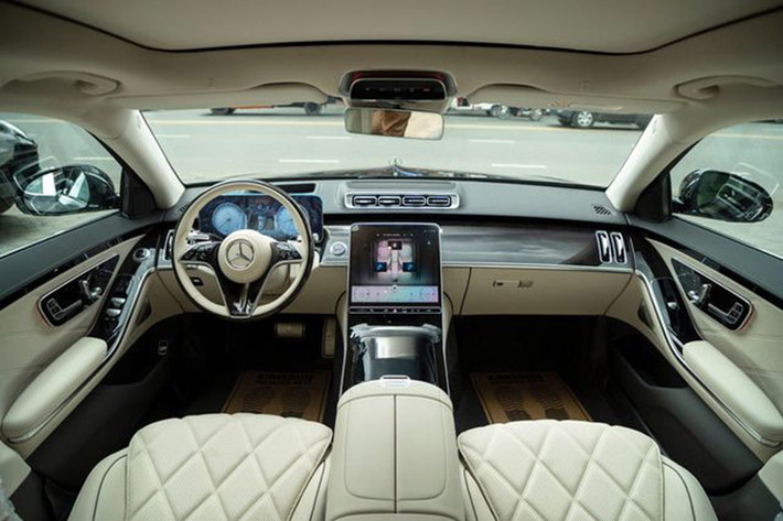 Nội thất của Mercedes-Maybach S450 4Matic có khoang lái bọc da Nappa, khách hàng có thể chọn giữa các màu như đen, nâu Sienna, kem Macchiato hay xám Silver, tiếp đến là trần xe được sử dụng vật liệu vi sợi Dinamica, ghế được bọc da Maybach Exclusive Nappa với thiết kế hoạ tiết hình kim cương và các đường chỉ thêu nổi được làm thủ công.