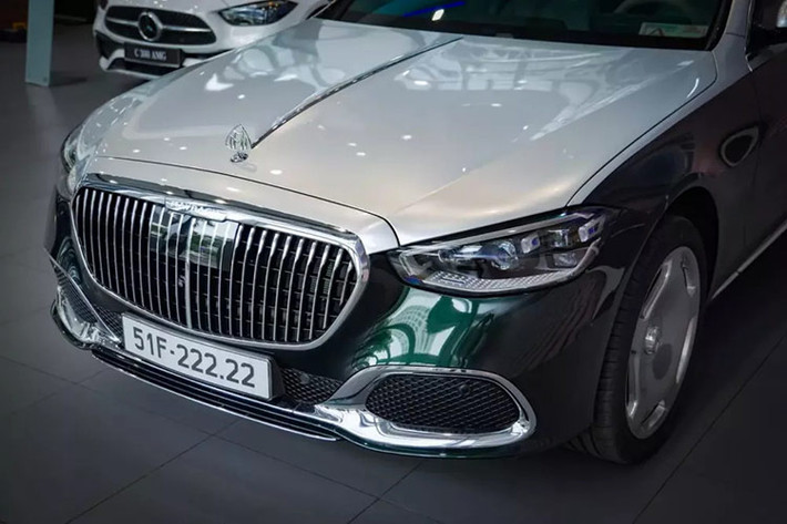 Chiếc biển số 51F-222.22 này từng được gắn lên xe sang Lexus LS600hL đình đám 1 thời, cũng là mẫu xe có số lượng rất ít ỏi tại Việt Nam, điều này cũng đã thể hiện đẳng cấp của người chơi xe. Nhưng sau gần 10 năm sở hữu chiếc xe sang này, nó đã lỗi thời và có thể không xứng với siêu biển đẹp này, nên nay đã được đại gia sát hạch lái xe quyết định là sẽ đăng ký cho chiếc xe siêu sang Mercedes-Maybach S450 4Matic.