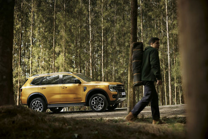 Cùng với Việt Nam, mẫu xe SUV Ford Everest Wildtrak 2023 hiện cũng đã được giới thiệu và mở bán tại thị trường Thái Lan với mức giá 1,399 triệu baht (khoảng 1,3 tỷ đồng). Xét về giá bán, Everest Wildtrak bán tại thị trường Việt Nam đắt hơn 200 triệu đồng.