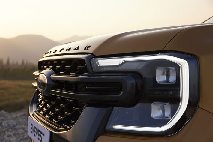 Ngoại thất của mẫu xe SUV Ford Everest Wildtrak 2023 kế thừa những đường nét cơ bắp và thể thao của dòng sản phẩm Everest. Phiên bản này cũng đánh dấu lần đầu tiên khách hàng có thêm lựa chọn màu sơn ngoại thất vàng Luxe trên Ford Everest.