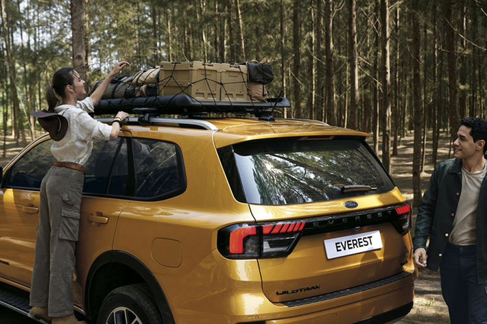 Everest Wildtrak gây ấn tượng mạnh mẽ với lưới tản nhiệt và cản trước có thiết kế độc đáo, bên cạnh đó là vành hợp kim phay 20-inch với phối màu xám Bolder. Màu sắc này tiếp tục được sử dụng trên nhiều chi tiết khác như cản trước chữ H, viền lưới tản nhiệt, nẹp ốp hốc bánh xe, ốp mang cá và ốp gương càng gia tăng sự nổi bật của ngoại thất xe.