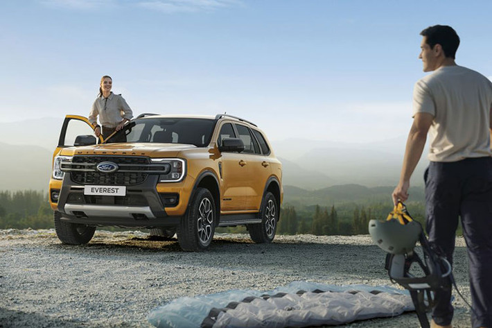 Ford Everest Wildtrak 2023 mới là phiên bản cao nhất hướng tới mục đích phiêu lưu khám phá, sản phẩm được trang bị hàng loạt chi tiết thiết kế nội ngoại thất độc quyền, bên cạnh đó là các công nghệ tiên tiến và hàng loạt hệ thống hỗ trợ người lái toàn diện.