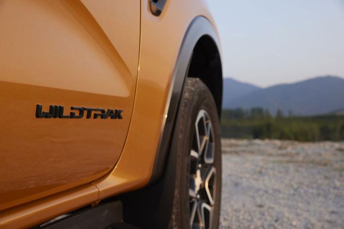 Phiên bản Ford Everest Wildtrak tại Việt Nam được ra mắt với 4 màu Trắng Tuyết, Đen, Đỏ Cam và lựa chọn màu sắc đặc biệt Vàng Luxe lần đầu tiên được mang đến sản phẩm Everest. Mức giá xe Ford Everest Wildtrak 2023 chính hãng Việt Nam bán ra từ 1,5 tỷ đồng.